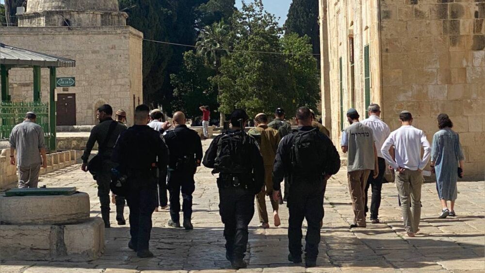 مستوطنون يقتحمون المسجد الأقصى على شكل مجموعات