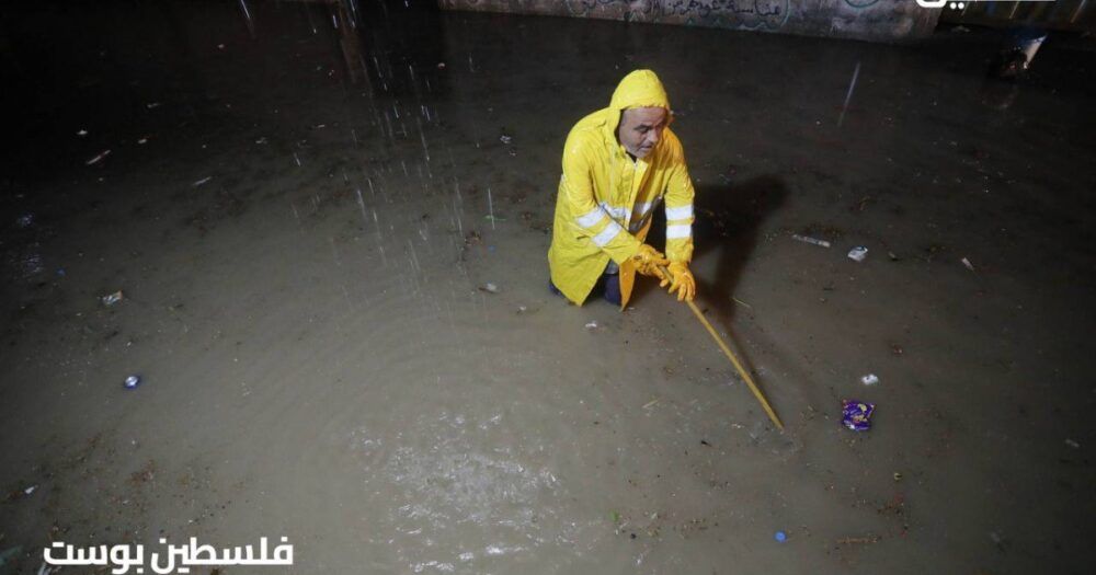 غرق عشرات المنازل وإغلاق طرق بفعل الأمطار الغزيرة في قطاع غزة