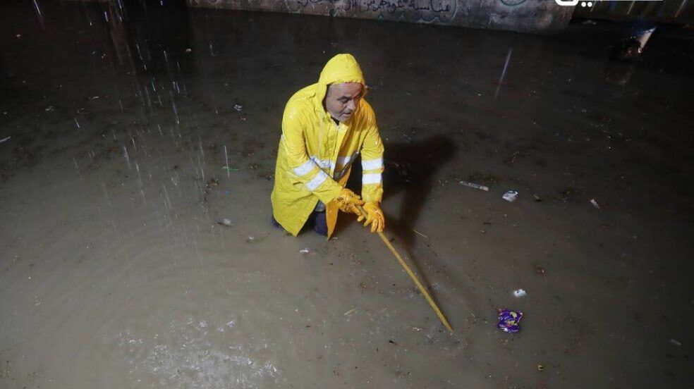 غرق عشرات المنازل وإغلاق طرق بفعل الأمطار الغزيرة في قطاع غزة