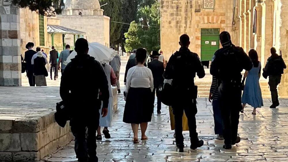 بحماية شرطة الاحتلال.. عشرات المستوطنين يقتحمون الأقصى