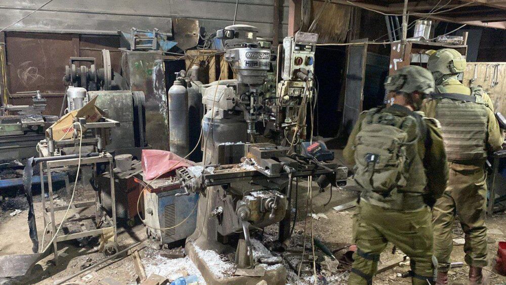 الاحتلال يزعم العثور على مخارط أسلحة بالخليل