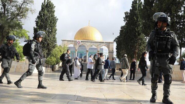 مستعمرون يقتحمون "الأقصى" وشرطة الاحتلال تمنع الطلبة من الوصول إلى مدارسهم