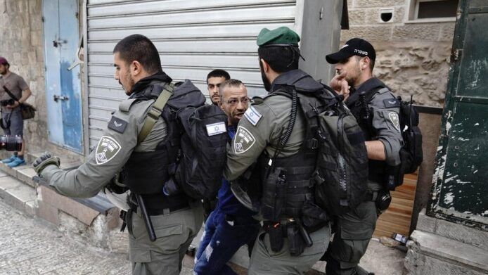 الاحتلال يعتقل 6 مواطنين من القدس بينهم 3 محررين