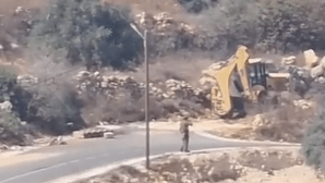 الاحتلال يغلق طريقاً غرب قريوت بالسواتر الترابية