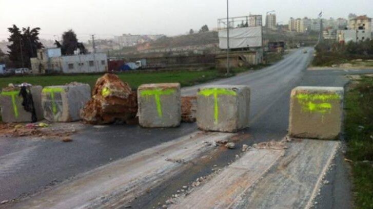 مستعمرون يغلقون مدخل وادي فوكين غرب بيت لحم