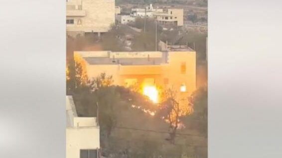 الاحتلال يفجر منزل صالح العاروري في بلدة عارورة