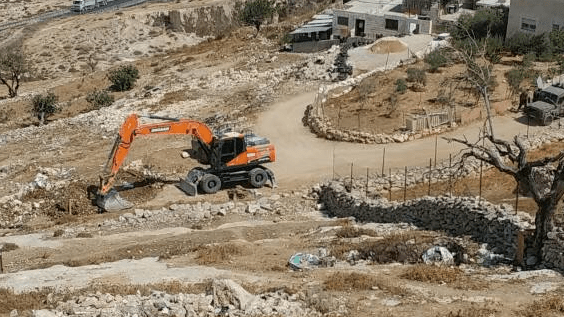 مستعمرون يغلقون طريق البرية في تقوع جنوب شرق بيت لحم