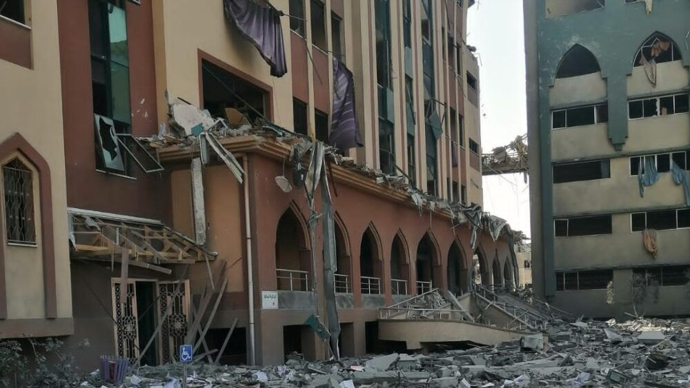 الاحتلال يقصف مبنى الجامعة الإسلامية في مدينة غزة