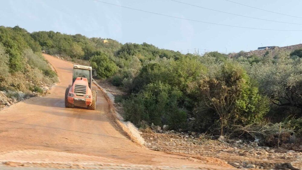 لشق طريق استعماري... الاحتلال يواصل تجريف أراضٍ في ديراستيا