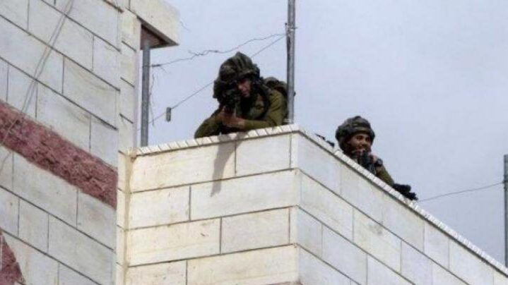 الاحتلال يستولي على منزل في جلبون ويحول سطحه إلى نقطة عسكرية