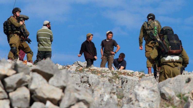 مستعمرون يجبرون مزارعين على مغادرة أراضيهم غرب رام الله