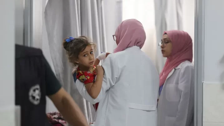 الأطباء والممرضون في مستشفى العودة يرفضون الإخلاء ويصفون الوضع بـ"الكارثي"