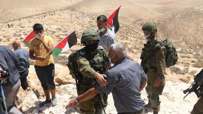 مستعمرون يعتدون على مواطنين بمسافر يطا جنوب الخليل