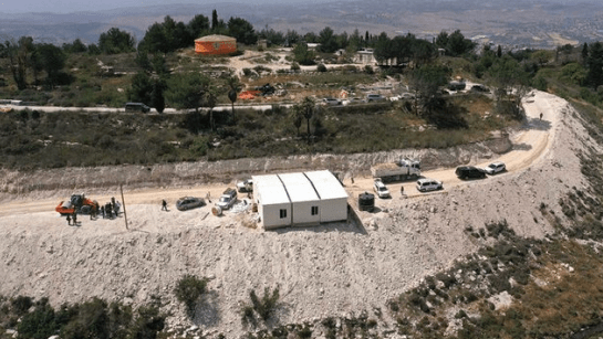 الاحتلال يضع "كرفانات" جديدة داخل مستوطنة "حوميش" شمال نابلس