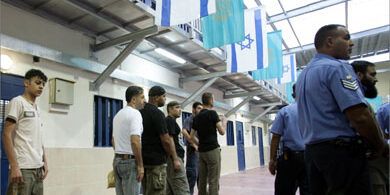 هيئة الأسرى: إدارة سجن النقب تقطع المياه والكهرباء عن كل أقسام السجن منذ أمس