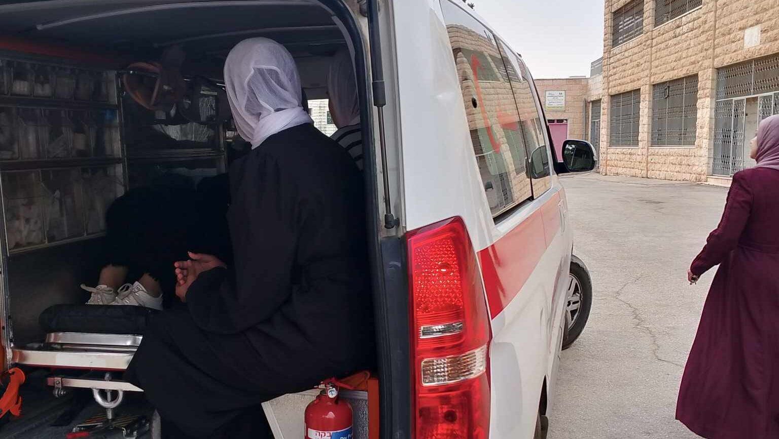 الخليل: إصابة عشرات الطالبات في مدرسة بالسموع بالاختناق خلال اقتحام الاحتلال للبلدة