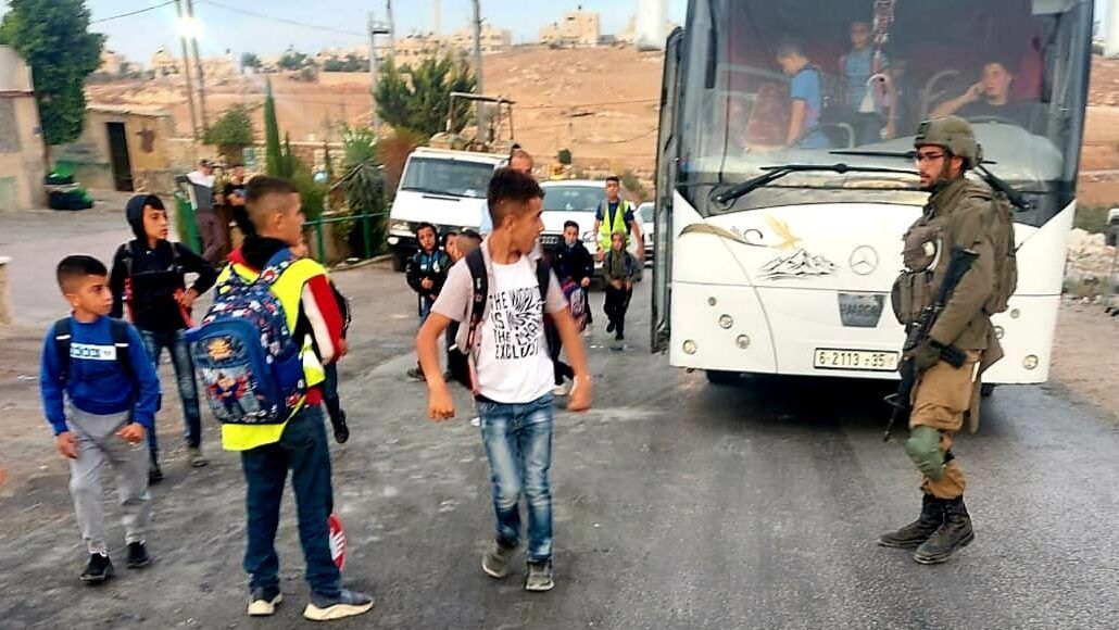 الاحتلال يعيق وصول المعلمين والطلبة إلى 27 مدرسة شرق يطا