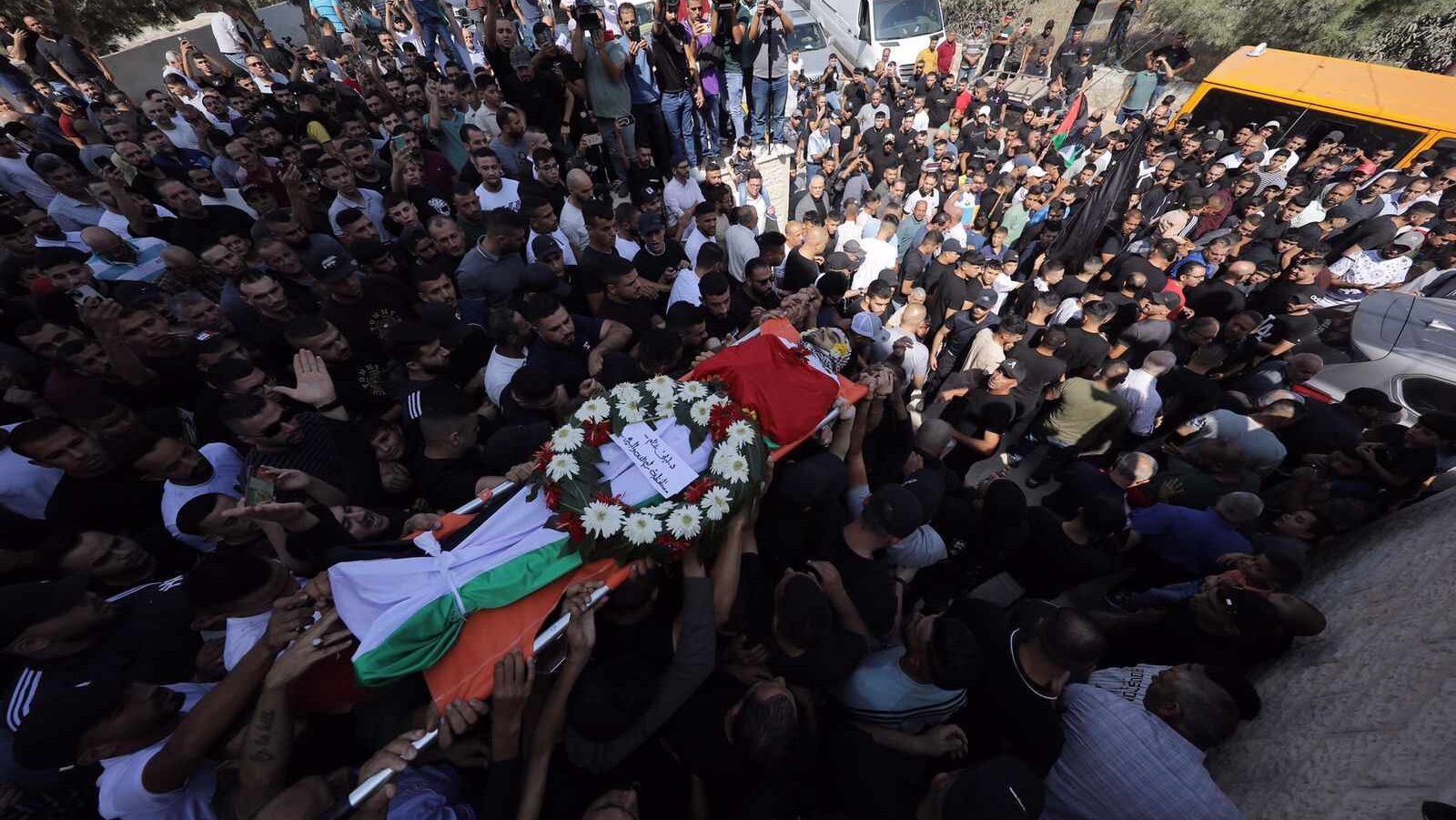 تشييع جثمان الشهيد عمرو عابد في بلدة بيتونيا