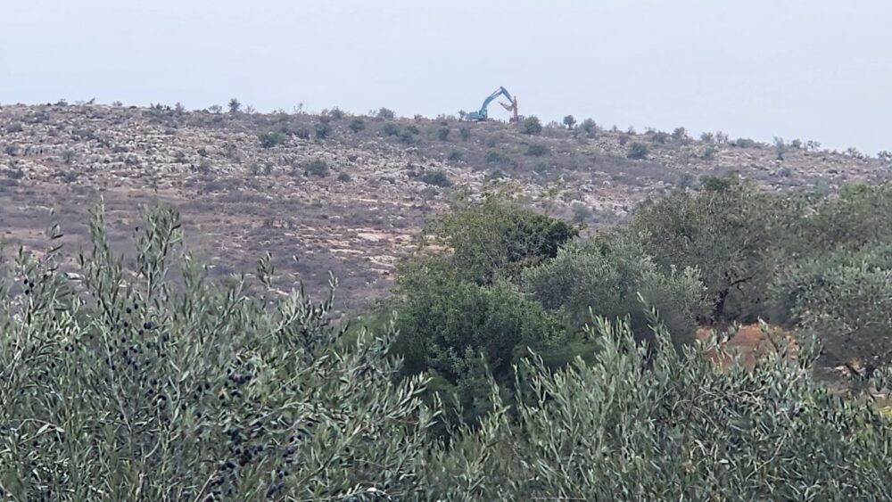 جرافات الاحتلال تواصل تجريفها لعشرات الدونمات في سلفيت