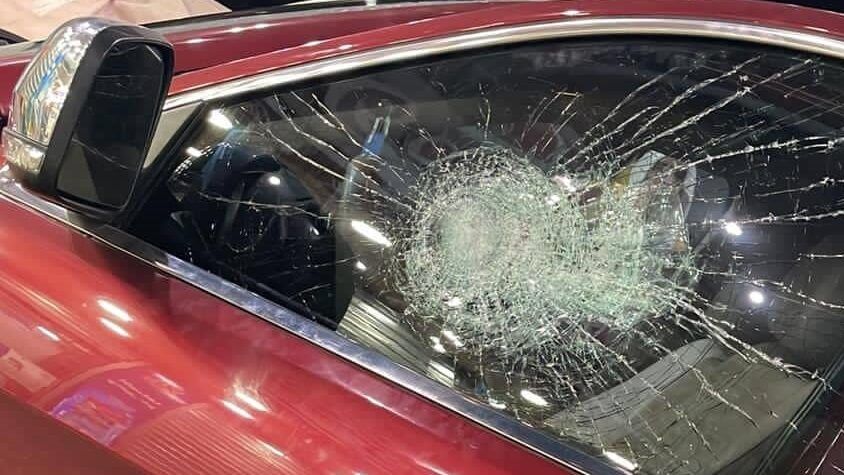 مستوطنون يحطمون زجاج مركبات قرب مفترق البحر الميت