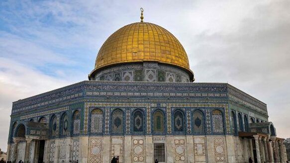 الاحتلال يغلق المسجد الأقصى بشكل مفاجئ ويمنع الدخول إليه