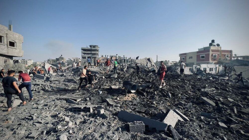 10 شهداء وعشرات الجرحى في قصف منازل بمخيم الشاطئ