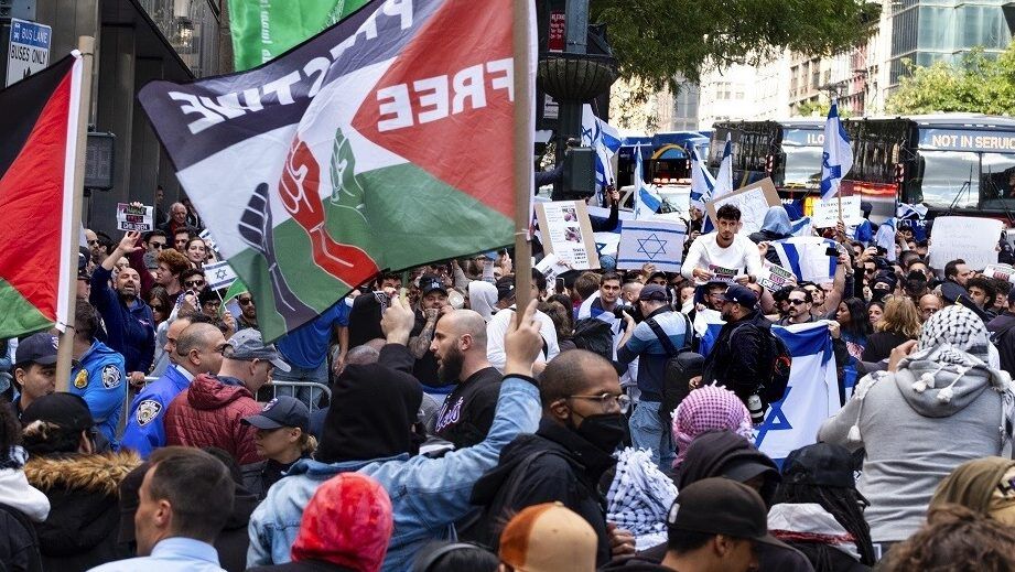 المئات يتظاهرون في مانهاتن الأميركية دعماً لغزة ورفضاً للدعم الأميركي لإسرائيل