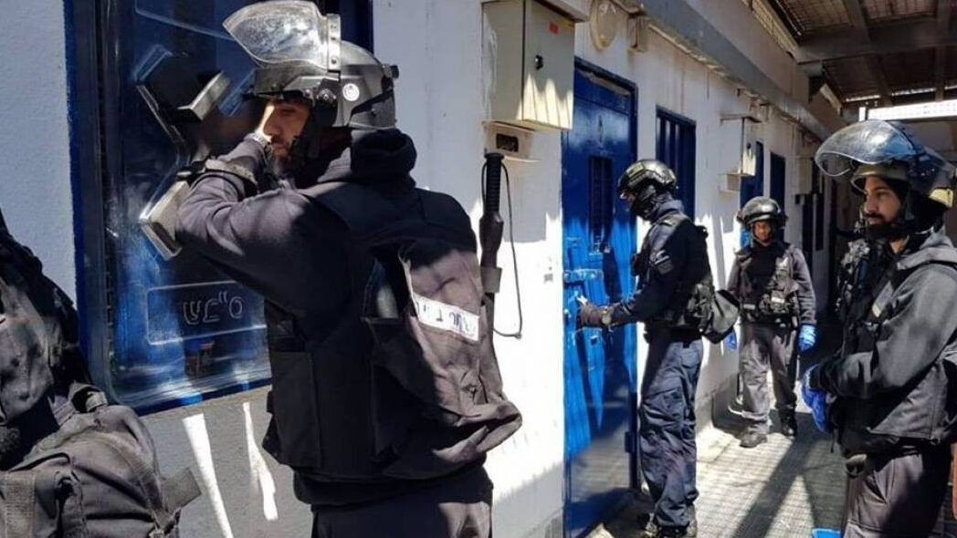 إدارة سجون الاحتلال تغلق كافة الأقسام في السجون