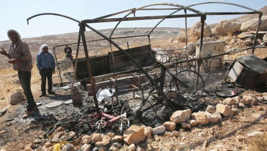 اختفاء آثار مواطن وزوجته بعد حرق مستعمرين لخيمته جنوب شرق بيت لحم