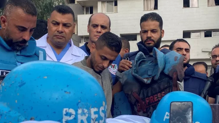 استشهاد صحفي وعدد من أفراد عائلته في قصف منزله في حي الزيتون شرق غزة