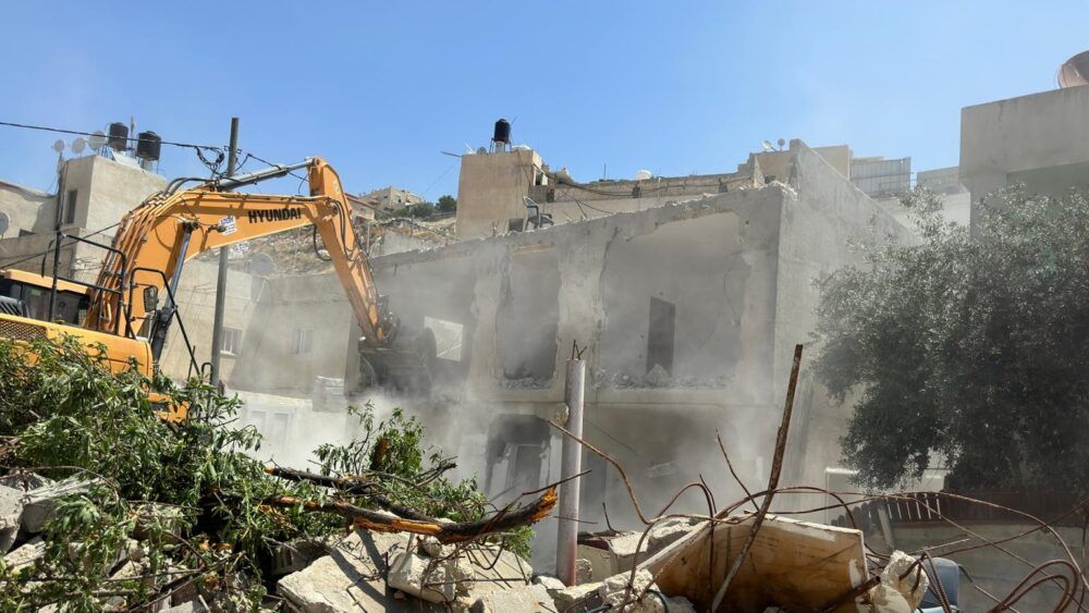 مستعمرون يهدمون أجزاءً من منزل جنوب نابلس