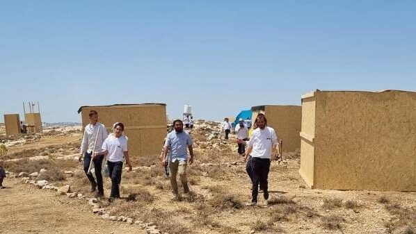 مستعمرون يهاجمون منزلاً ويقطعون أشجارًا مثمرة ويتلفون خزانات مياه بمسافر يطا