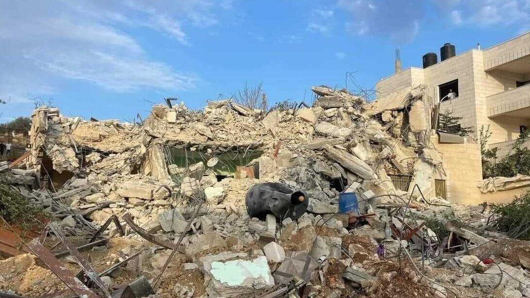 الاحتلال يهدم منزلاً في مخيم الجلزون في رام الله