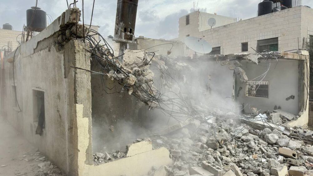 الاحتلال يجبر مقدسية على هدم شقتيها في بيت حنينا