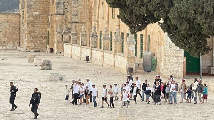 مستوطنون يقتحمون "الأقصى" وشرطة الاحتلال تضيّق على المصلين وطلبة المدارس