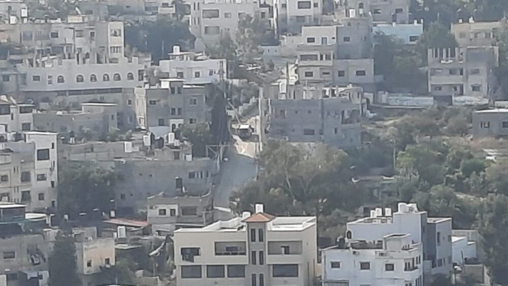 الاحتلال يفرض طوقاً مشدداً على مخيم نور شمس شرق طولكرم ويجرف شوارعه