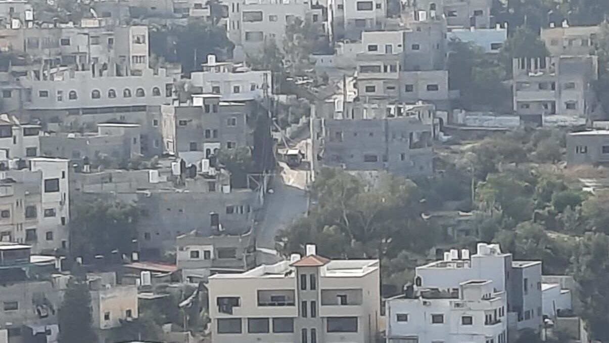 الاحتلال يفرض طوقاً مشدداً على مخيم نور شمس شرق طولكرم ويجرف شوارعه