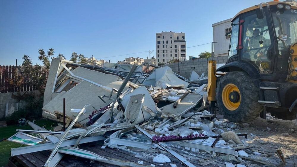 الاحتلال يهدم منزلا في حي الشيخ جراح ويجبر مواطناً أخر على هدم منزله في بيت حنينا