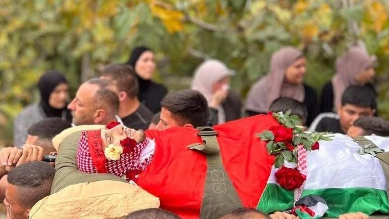 جماهير غفيرة في بلدة بيت ريما يشيعون جثمان الشهيد ناصر البرغوثي