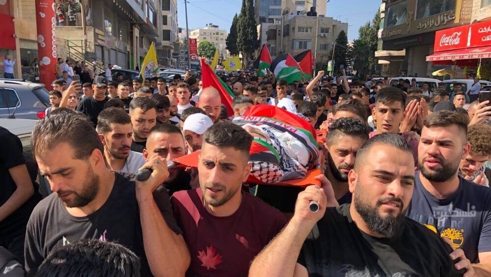 تشييع جثمان الشهيد الطفل محمد الخراز إلى مثواه الأخير في نابلس