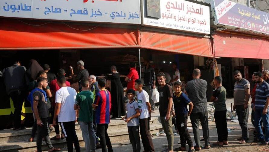 الاحتلال يتعمد قصف الفلسطينيين خلال شرائهم من المخابز