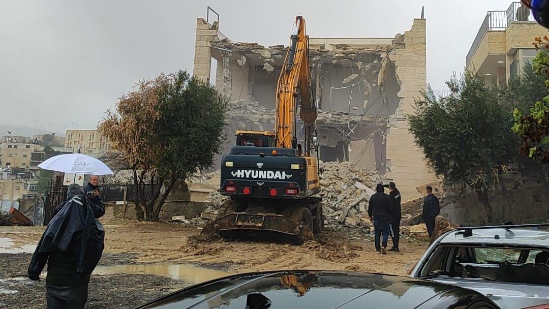 الاحتلال يجبر مقدسياً على هدم بنايته المكونة من أربع شقق في جبل المكبر