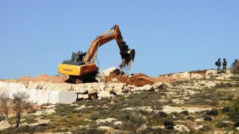 مستوطنون يشقون طريقاً استيطانياً في مسافر يطا جنوب الخليل