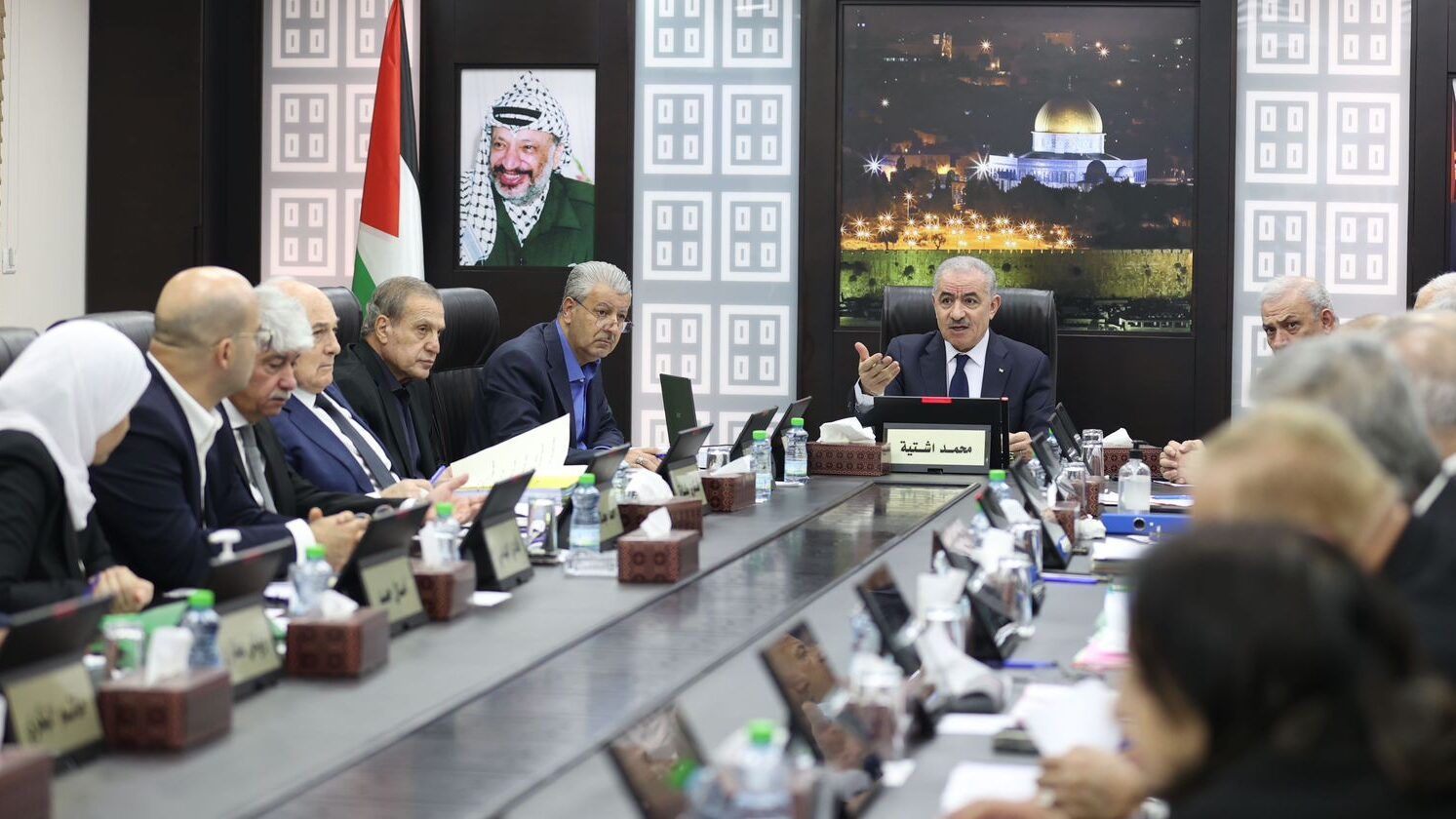 اشتية: قصف المستشفيات وقطع الكهرباء والوقود عنها جريمة حرب حسب القانون الدولي الإنساني