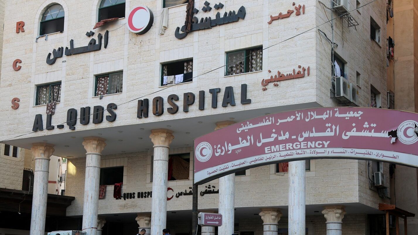 الهلال الأحمر: قصف وانفجارات عنيفة في محيط مستشفى القدس في مدينة غزة