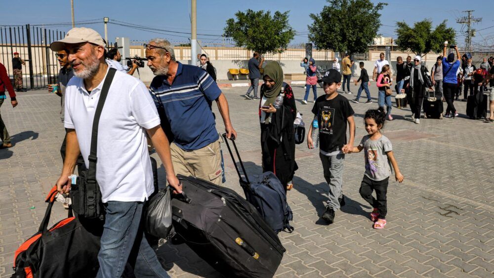 خروج الأجانب والفلسطينيين حاملي الجنسيات المزدوجة من غزة إلى مصر