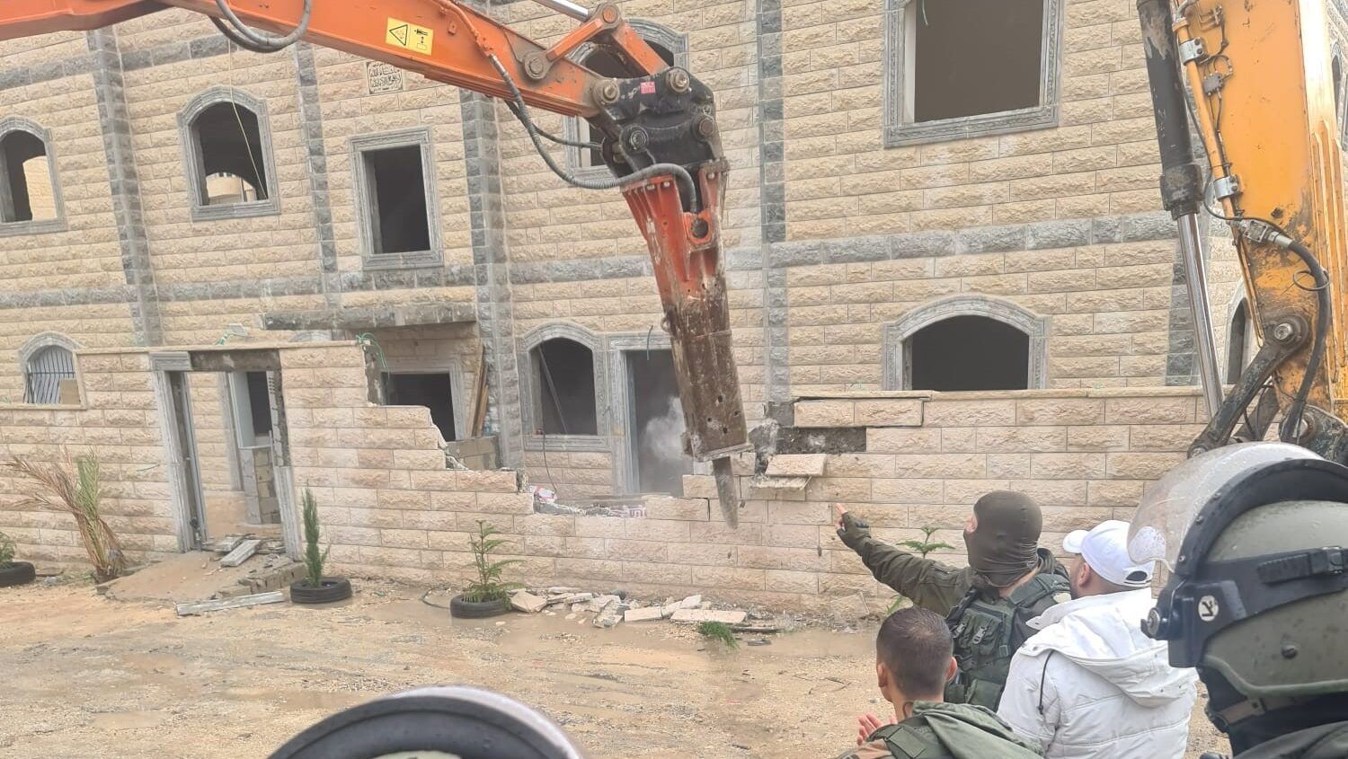 الاحتلال يشرع بهدم بناية سكنية من أربعة طوابق في الزعيم شرق القدس