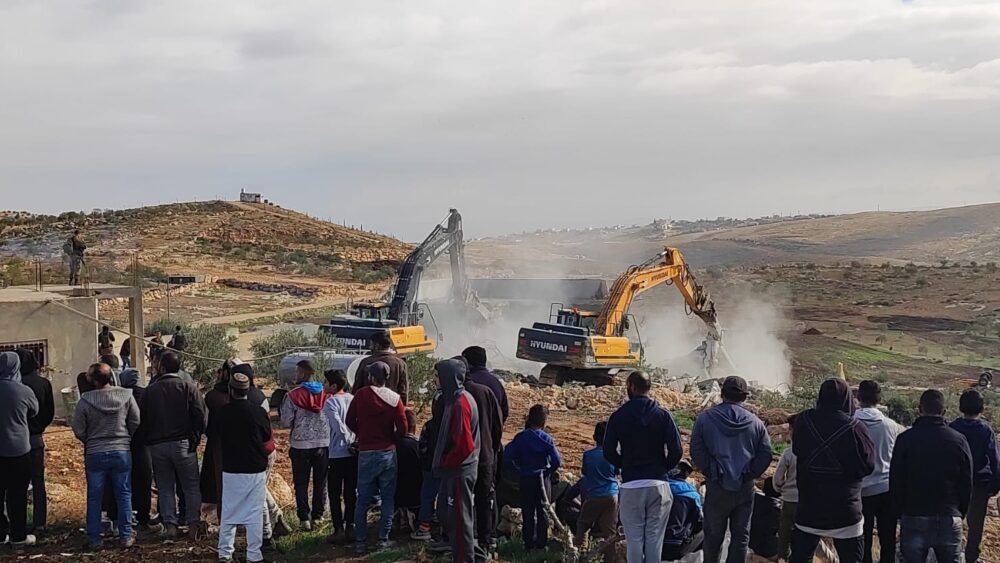 الاحتلال يهدم منزلين شرق وجنوب الخليل ويشرد 25 فرداً