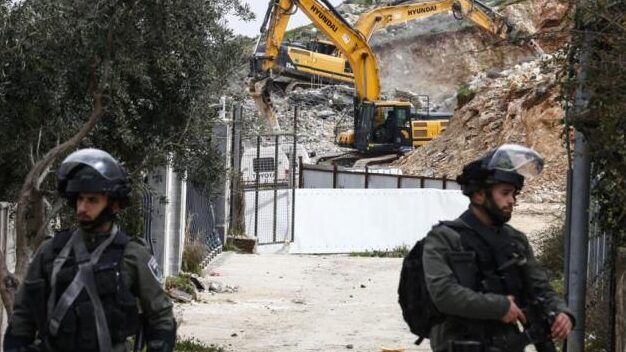 الاحتلال يهدم بركساً وسور منزل في بيت حنينا
