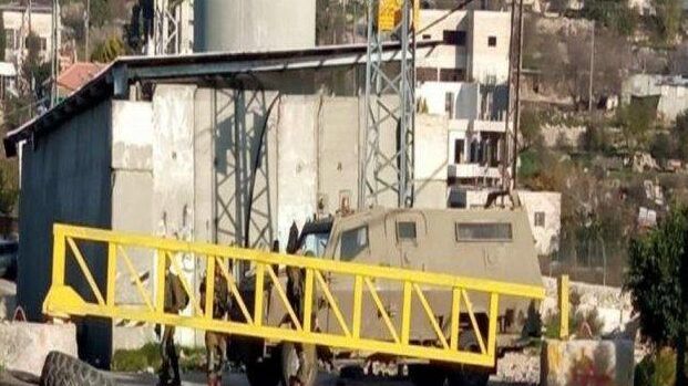 الاحتلال يغلق المدخل الشمالي لبلدة حزما شمال شرق القدس